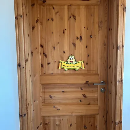 Boddenfrosch, Ruhig Gelegen Mitten Im Ortskern Von Mit Sauna Und Kostenlosem Parkplatz Apartmán